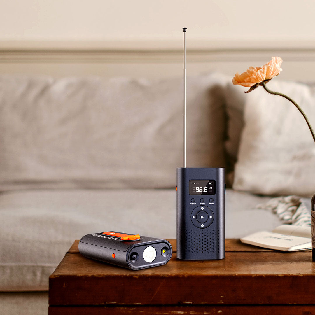 SurvivorPro - Emergency Multi-Function Hand Crank Radio - 6 in 1